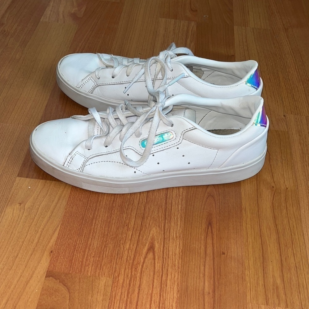 ADIDAS women’s SLEEK WHITE IRIDESCENT EXCLUSIVE Size 7.5 - Picture 2 of 9